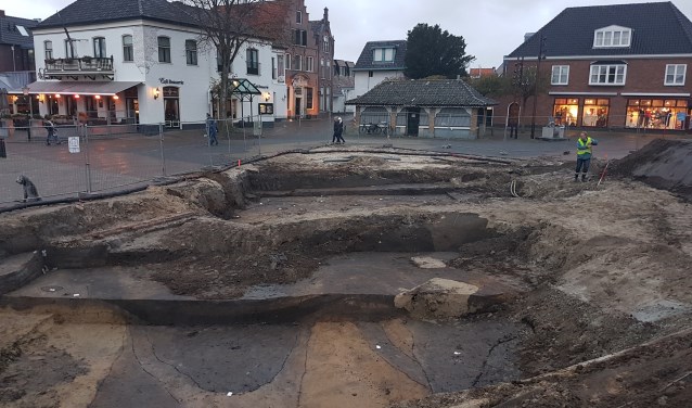 Naast elkaar de sporen van twee grachten van de vroegere ringburgwal in Den Burg.