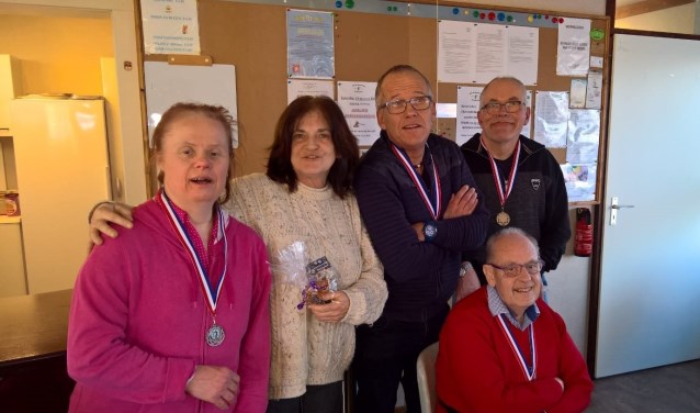 v.l.n.r. Nanda, Theodora, Kasper, Hans. Zittend Frits.