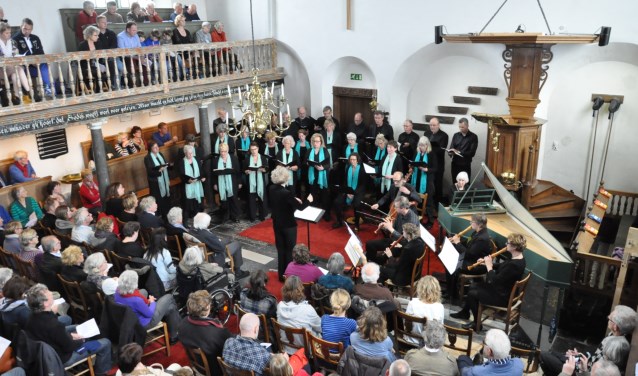 Optreden van het Artex Kamerkoor in een volgepakt Hoornder kerkje.
