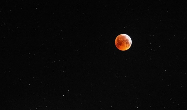 De bloedmaan gezien vanaf Texel.