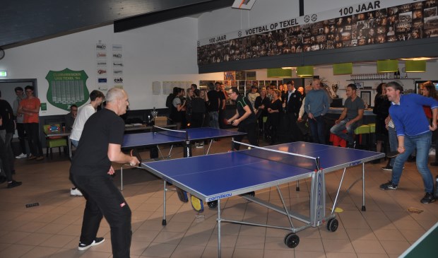 Tafeltennis in de kantine van Texel'94.