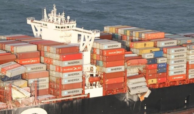 Foto van de MSC Zoë waarop te zien is dat er een serie containers overboord zijn gegaan.