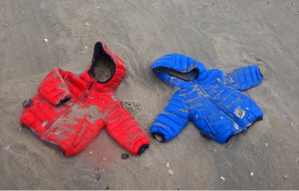 Aangespoelde jassen van de MSC Zoë op het strand bij Paal 8.