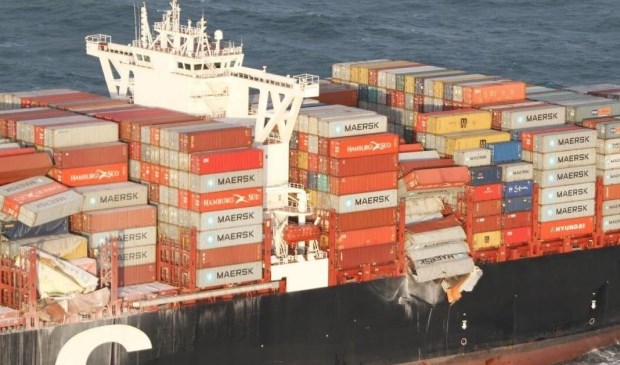 Foto van de MS Zoë waarop te zien is dat er een serie containers overboord zijn gegaan.