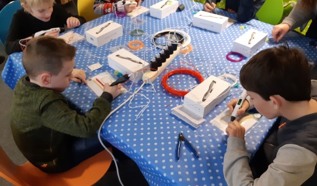 Kinderen aan de slag in het DigiLAB in de bibliotheek.