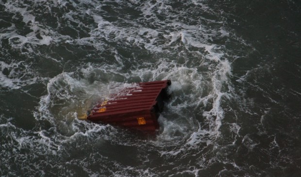 Een van de 277 overboord geslagen containers van de MSC Zoë.