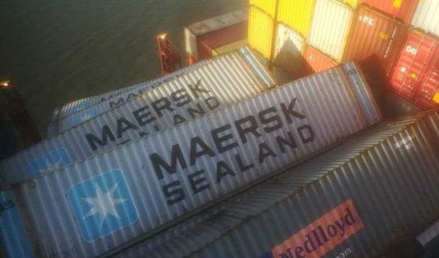 Door elkaar liggen containers aan boord van de Zoë.