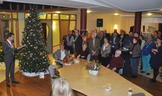 Bezoekers van de nieuwjaarsreceptie van de gemeente luisteren naar de toespraak van burgemeester Michiel Uitdehaag.