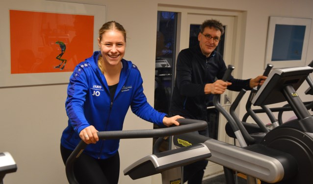 Judith Oostra, student Sport en Beweging, organiseert de informatiemarkt en Freerk Broekstra.