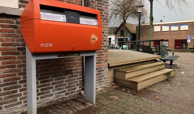 De brievenbus bij het postkantoor in Den Burg. De verdwijnsticker zit er al op.
