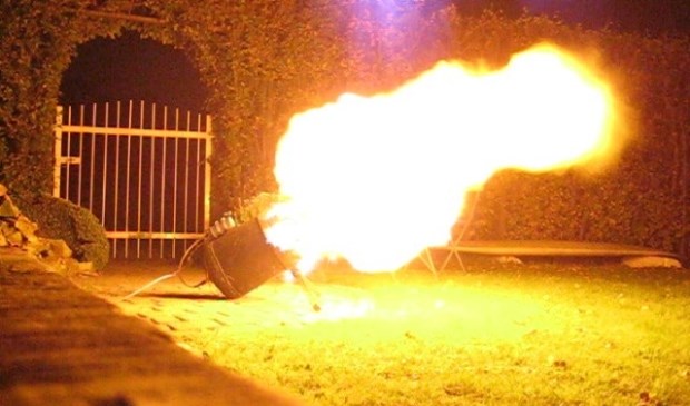 Foto carbidschieten (archieffoto, niet het carbidschieten in De Cocksdorp zelf).