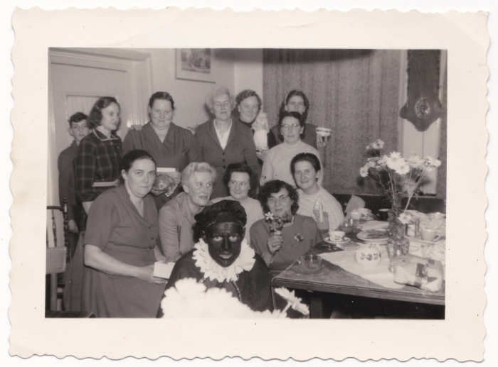 Zwarte Piet op bezoek bij de vrouwenbond NVV 1956
