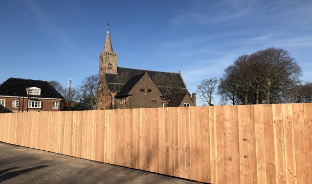 Ondertussen wordt er al langzaam een muur om de krant gebouwd...