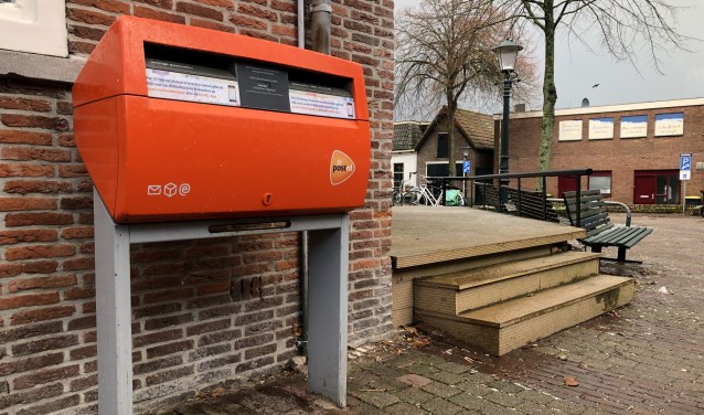 De brievenbus bij het postkantoor. De verdwijnsticker zit er al op.