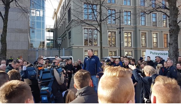 Vissers bijeen in Den Haag om voor de pulsvisserij op te komen.