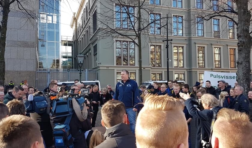 Vissers bijeen in Den Haag om voor de pulsvisserij op te komen.