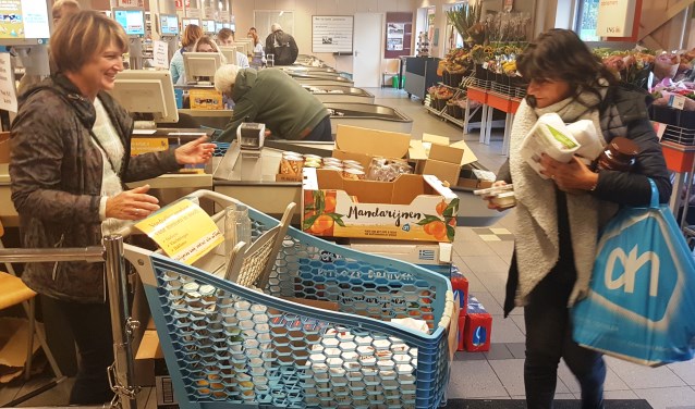 Goederen inzamelen bij Albert Heijn voor Hulp Oost-Europa.