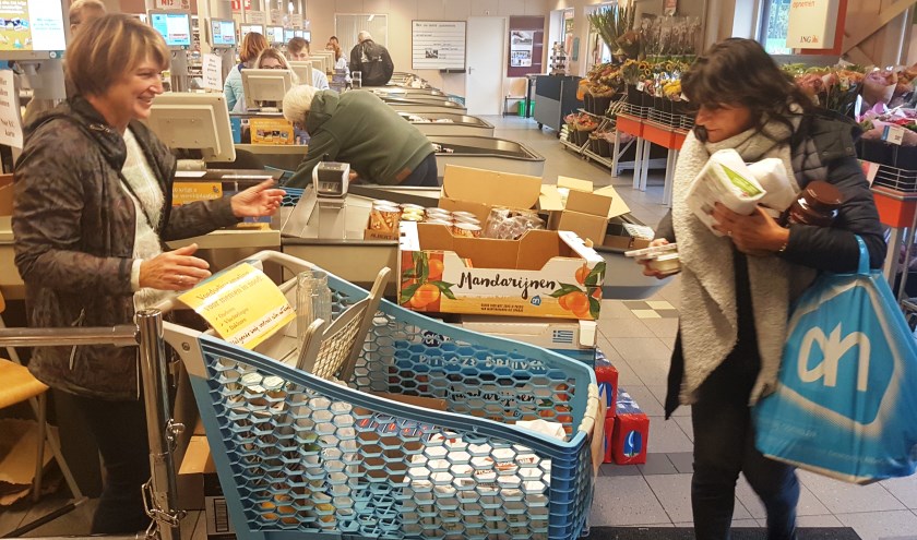 Goederen inzamelen bij Albert Heijn voor Hulp Oost-Europa.