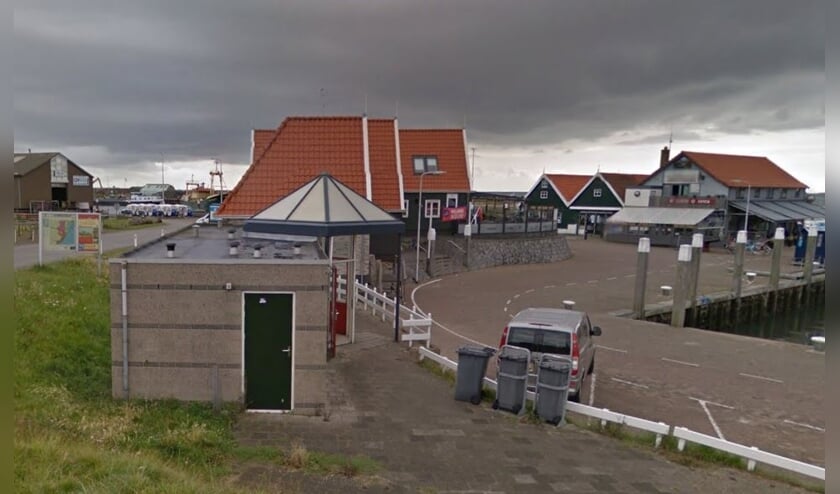Links de toiletvoorziening op de haven van Oudeschild.