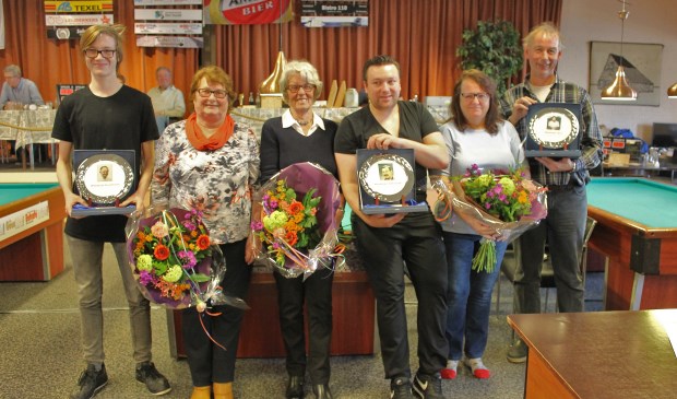Max Aubertijn, Kevin Knol en Cor Elsendoorn met de drie prijzen die vernoemd zijn naar drie vermaarde Texelse biljarters.