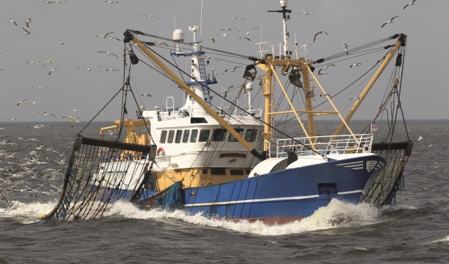 Vissen met pulstuig op zee.