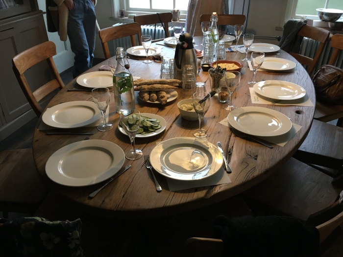 aan de grote tafel samen lunchen!