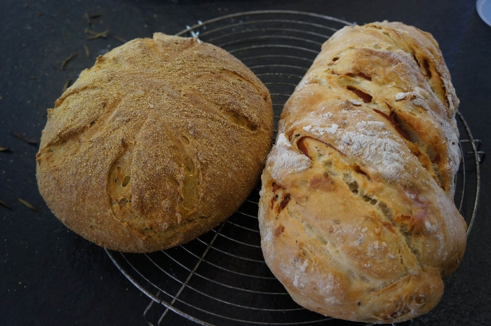 Maisbrood en brood gevuld met pancetta