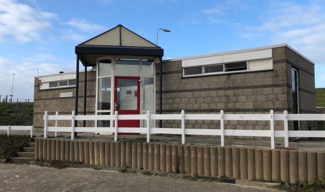 De oude toiletgebouw op de haven van Oudeschild.