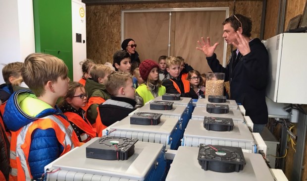 Martijn Eelman van Nieuw Leven praat leerlingen van de Thijsseschool bij over Duurzaamheid.
