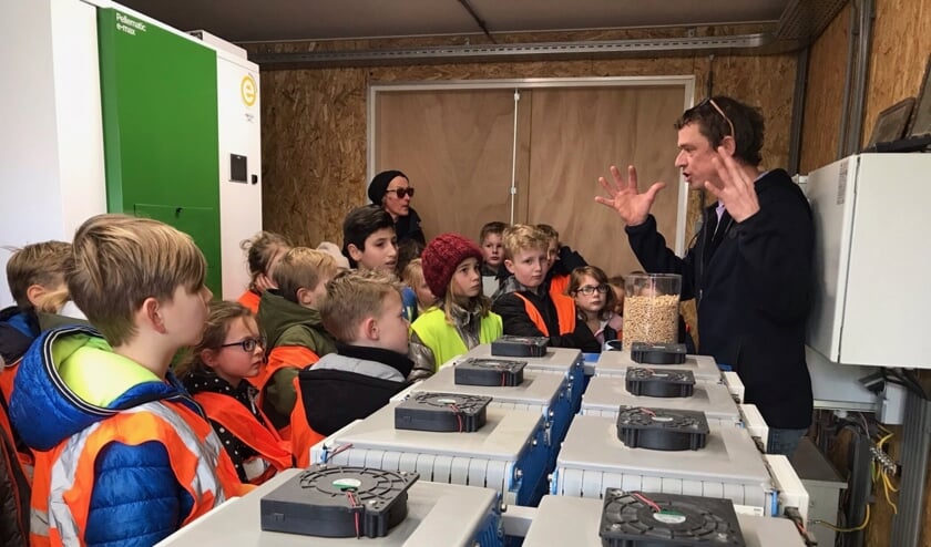 Martijn Eelman van Nieuw Leven praat leerlingen van de Thijsseschool bij over Duurzaamheid.