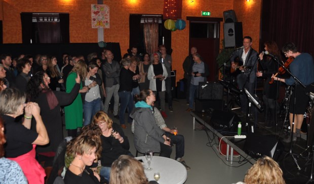Optreden op het podium van De Wielewaal.