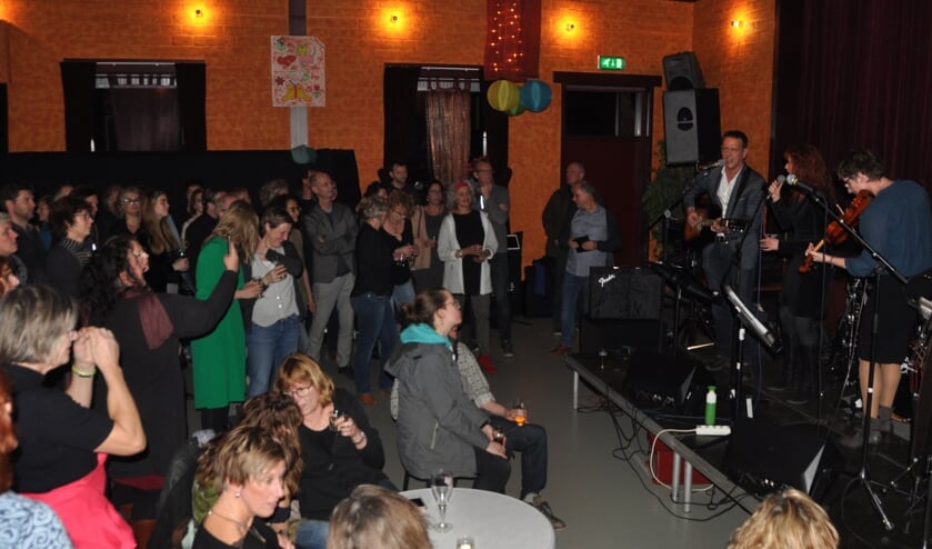 Optreden op het podium van De Wielewaal.