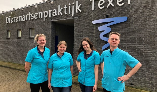 Vlnr dierenartsen Eveline Dijkstra, Maaike Monsma, Alexandra Bogerman en David Tijssen.