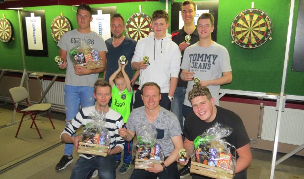 De winnaars van het dartstoernooi bij ZDH.