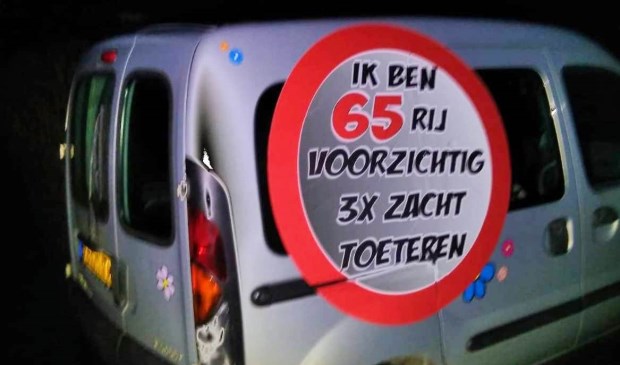 De sticker op de auto.