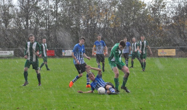 Het regende pijpenstelen bij de vorige derby in november.