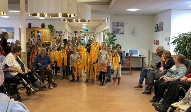 Leerlingen van Stella Maris zingen de bewoners van verpleeg- en verzorgingshuis Hollewal toe.