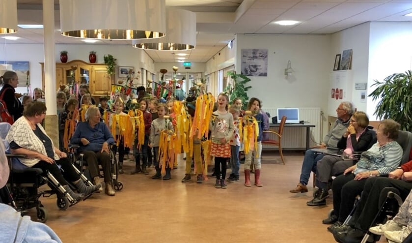 Leerlingen van Stella Maris zingen de bewoners van verpleeg- en verzorgingshuis Hollewal toe.