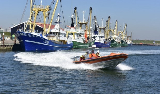 De Cornelis Dito verlaat de haven van Oudeschild.