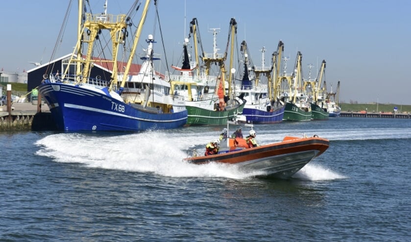 De Cornelis Dito verlaat de haven van Oudeschild.