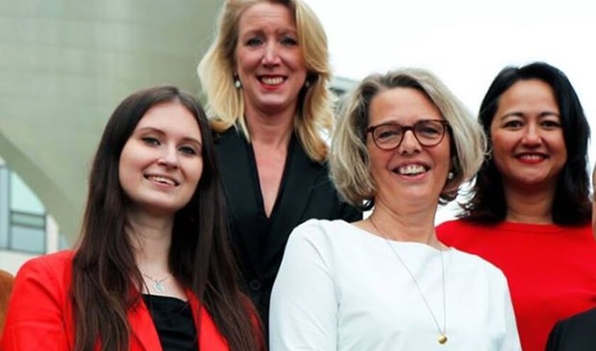Renate Smit (links) met de twee andere genomineerden voor de titel.