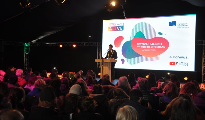 Burgemeester Uitdehaag spreekt de zaal toe.