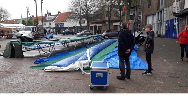 druk bezig om zo meteen alle kinderen te kunnen laten springen