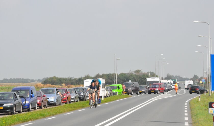 Aansluiten in de rij voor de boot bij de Amaliaweg. (Foto Willem Sangers)