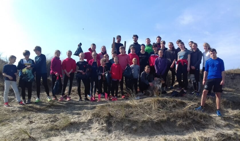 Leden van DJK Elmar Kohlscheid die het strand opruimden.