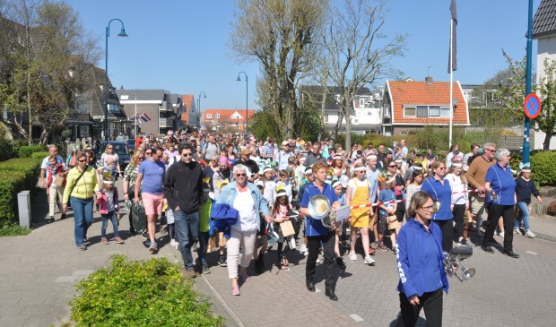 De stoet op de Dorpsstraat in De Koog, op weg naar de Paaseieren in het bos.