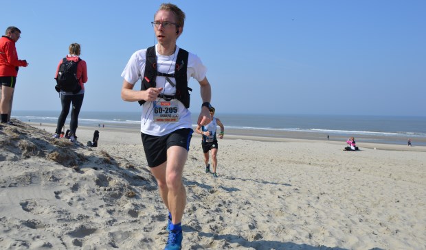 Robert Bakker bij het verlaten van het strand op paal 21.