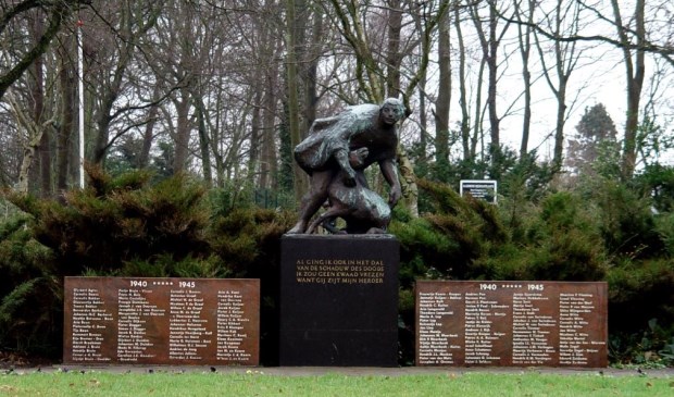 Oorlogsmonument De Goede Herder bij de ingang van de begraafplaats aan de Kogerstraat