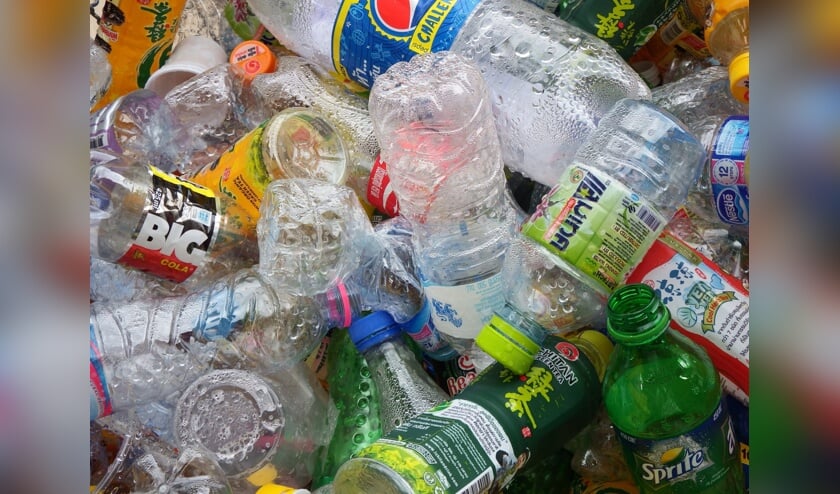 Lege plastic flesjes.