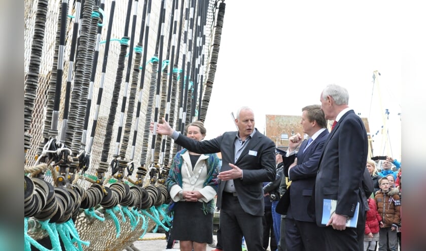 Precies vijf jaar geleden gaf visserijvoorman Maarten Drijver op de haven van Oudeschild uitleg aan koning Wilem-Alexander over de pulsvisserij.